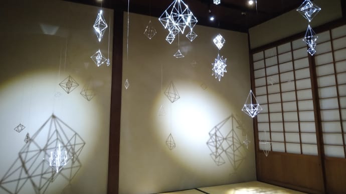 宙に浮く、折り紙硝子の鶴・金魚・クラゲたち by 赤井家住宅「紡ぐ硝子」展
