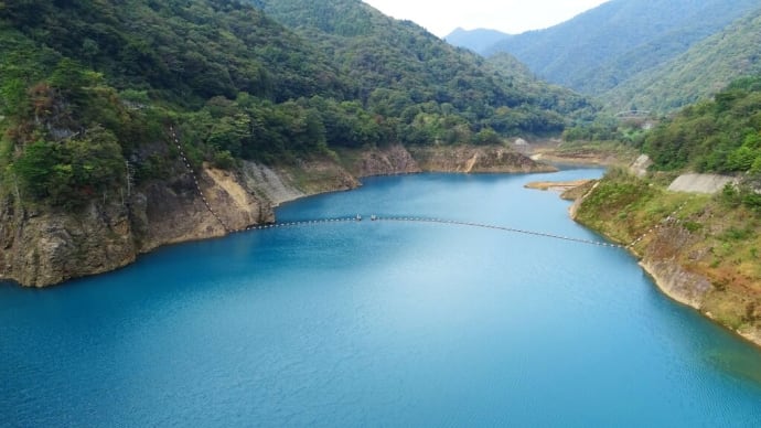 四万ブルーの水をたたえる奥四万湖の秘密とは? 四万川ダムも必見のビューポイント!