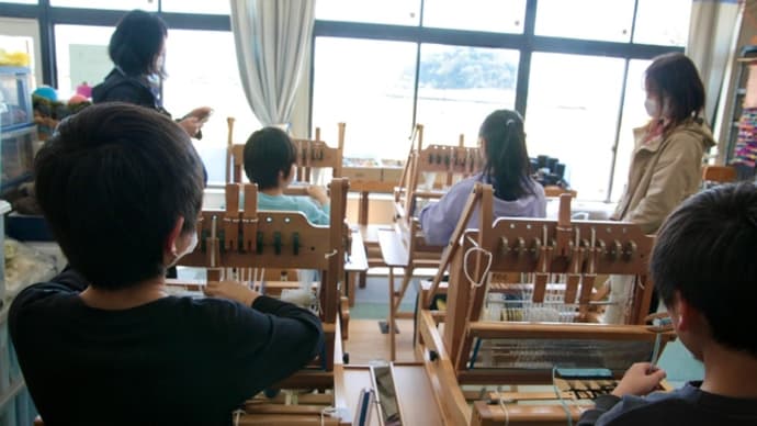 わんぱく子供達の手織り体験