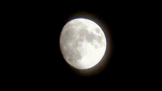 今日の月、スマホで撮影 2023年10月26日♫