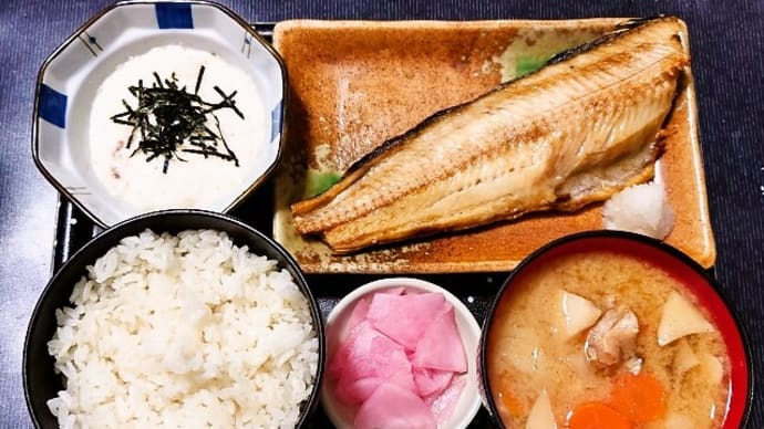 家で朝ごはん(ごはんは福島県産福笑いに縞ほっけの開き、大和芋のとろろ、鶏肉と野菜の味噌汁、漬物)(2023年4月16日)