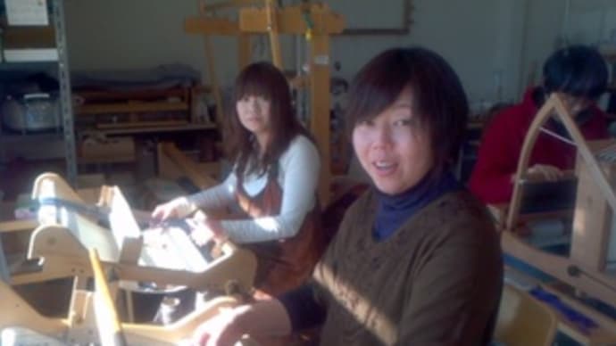 TCC・竹島クラフトセンター、仲良く手織り体験。