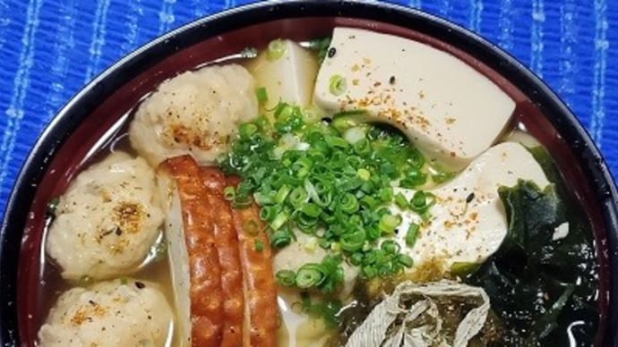 【12/19朝食】鶏牛蒡つみれ入り豆腐うどん、とろろ昆布にワカメに蒲鉾焼追加も昨日の蕎麦と同じなんだね:D
