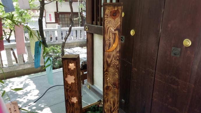 「牛天神(北野神社)」のお洒落な灯籠