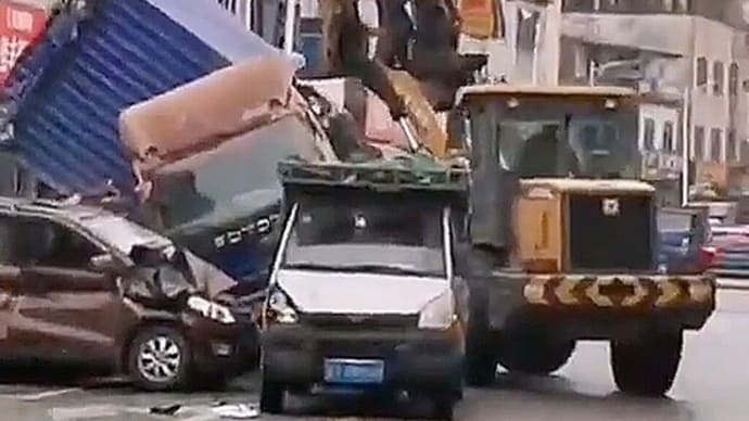 広東の街中で無差別攻撃事件が発生 凶器はなんと大型重機「またも社会報復か」