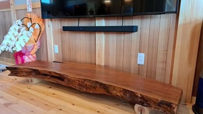 ２１００、ご新築のお客様のお宅へ、テレビの下台として厚板ヤマザクラの一枚板をお届け。一枚板と木の家具の専門店エムズファニチャーです。