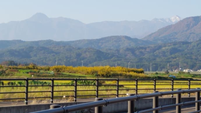 晩秋の妙高山（左）と火打山（右）@北陸新幹線上越妙高駅前