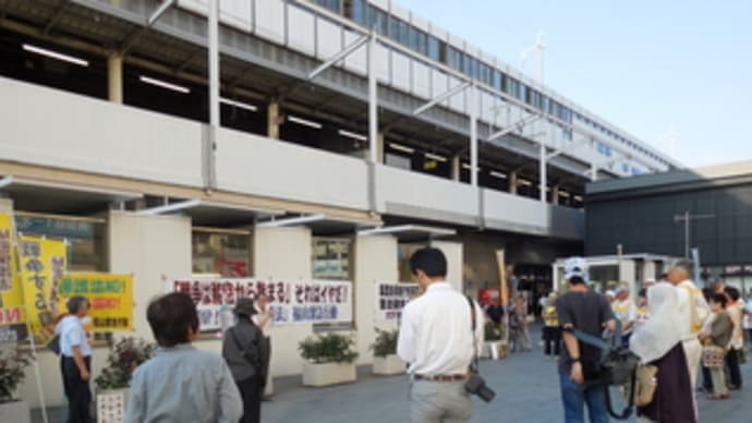 ＪＲ福山駅南口で政府与党に対して抗議活動をする人たち