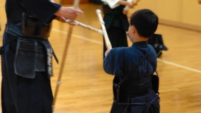 会長の初心者指導方法を隅で聞いて参考にする