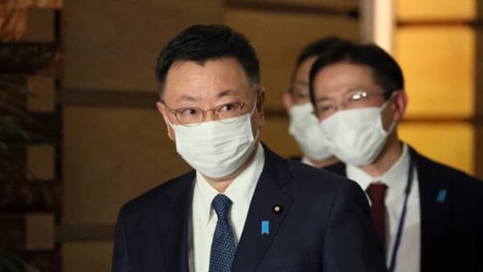 中国で拘束のアステラス製薬社員、「早期解放を強く求める」=松野長官
