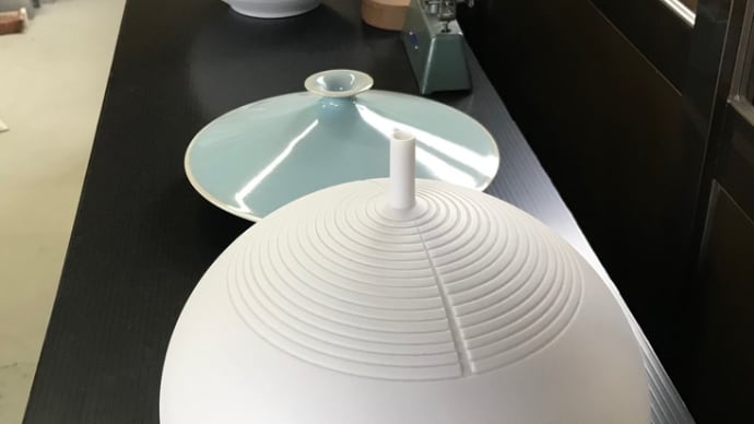 白磁線文飾壺