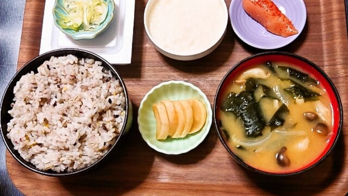 家で朝ごはん(五穀ごはんに辛子明太子、とろろ、納豆、新玉ねぎとぶなしめじとわかめのみそ汁、大根のたまり漬)(2025年5月18日)