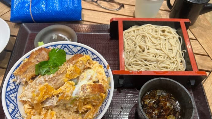 今日のランチはカツ丼セット!