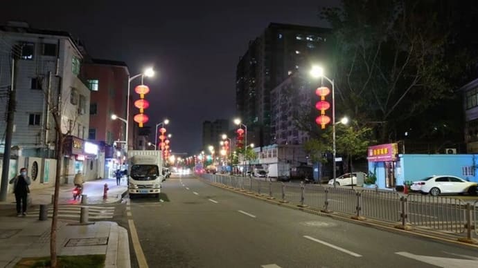 町が静かになり始めました。
