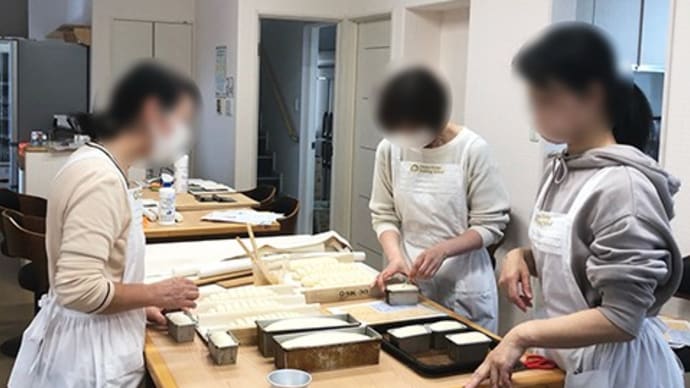 オーストリア大使館の職員がパリのパン職人に作らせたパンです。