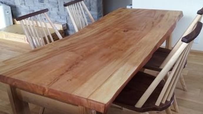【すっきりまとまりました】栃の一枚板テーブルをお客様のお宅へお届け。一枚板と木の家具の専門店、エムズファニチャーです。