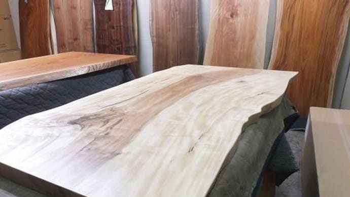 445、お届け、新作、一枚板テーブルを仕上げております。 一枚板と木の家具の専門店エムズファニチャーです。