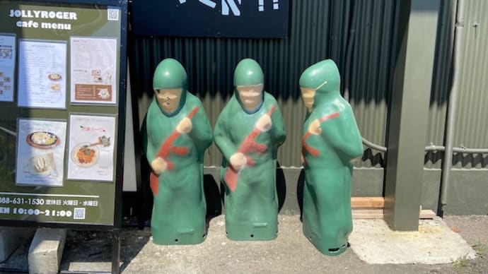 ゴジカル出たねんて。そんでな、俺たち実は傭兵三兄弟やねん。え？　そう、三つ子やで。