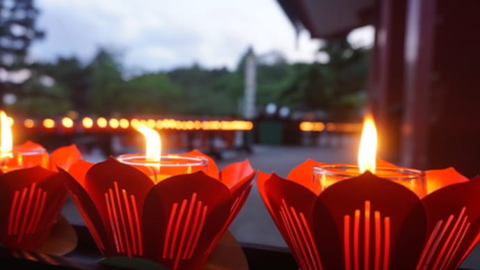 5月23日の夜、「鞍馬寺」で行われる「五月満月祭（ウエサクさい）」へ。参拝者が祈りを捧げ、灯す赤いロウソク