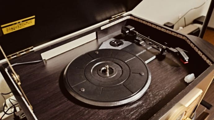 レコードプレーヤーにLEDテープを貼りました