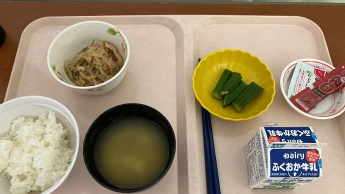 病院で朝食を食べながら、、