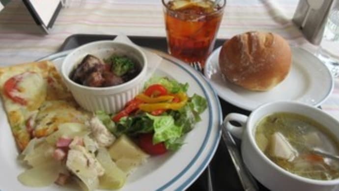 カフェ ラ ガラッシア(Caffe La Galassia)、日替わりプレートセットは牛肉のワイン煮込み、トマトのピッツァ他