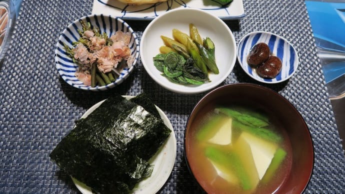 干しカレイの焼き物、山菜炒め、わらびのお浸し、花豆、アスパラと豆腐の味噌汁、炊屋食堂の田舎定食・・・庶民の味。