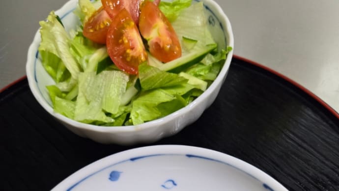 うちのごはん 鮭のムニエル と もやしとハムと豆苗炒め(^.^)