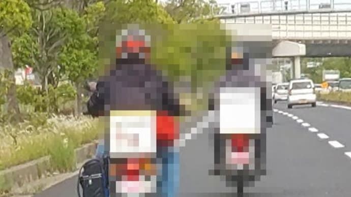 ランドセルを引っかけて走っているバイク!