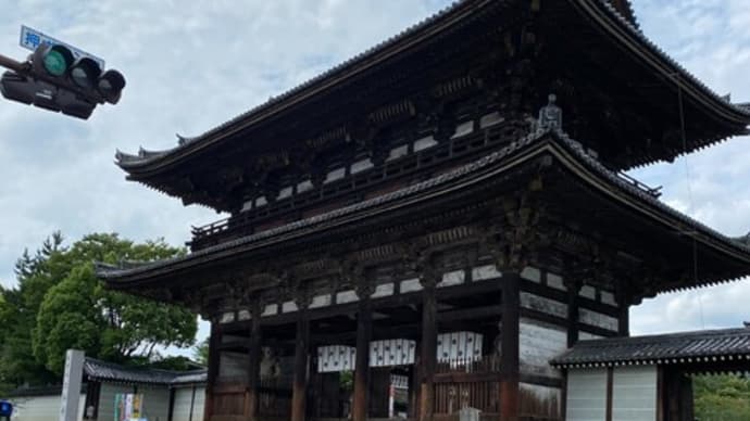 仁和寺をしっかり守る 　二王門と金剛力士像　京都