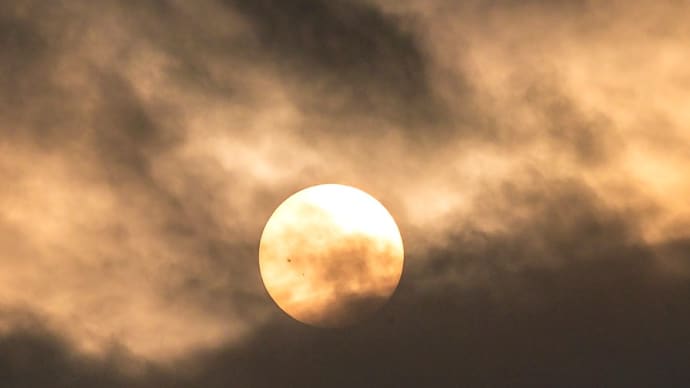 太陽と雲が織りなす光景（１）、眩しくない太陽、2020年11月