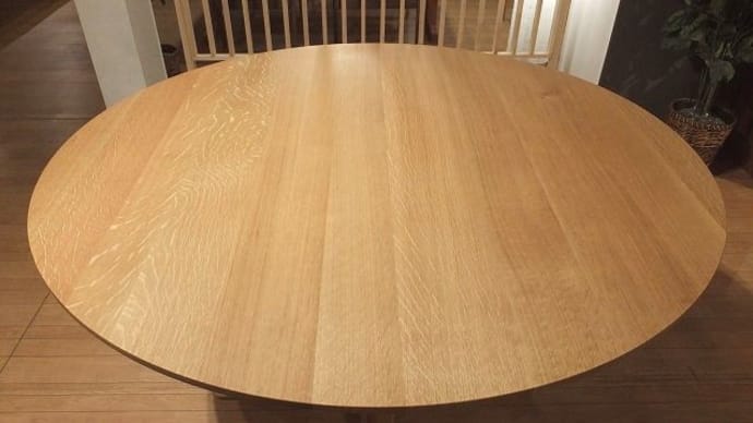 １４６４、脚元まで美しく仕上げられた丸いテーブル。一枚板と木の家具の専門店エムズファニチャーです。