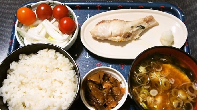 家で朝ご飯(千葉県産コシヒカリにメヌケの粕漬け、カンパチのあら汁、オニオンサラダ、おかずがっこ(いぶりがっこ))(2021年2月2日)