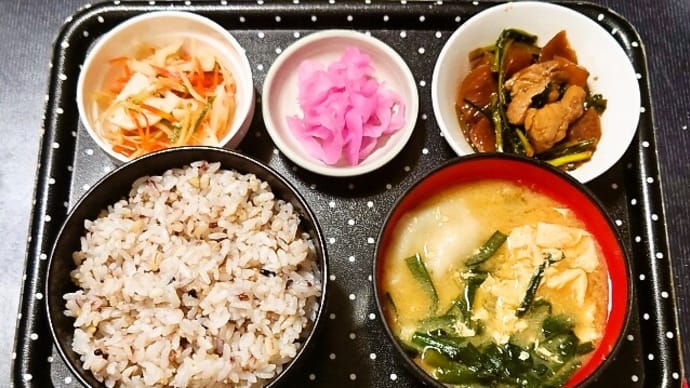家で朝ご飯(十六穀ごはんに鶏肉とかぶ炒め、大根さくら漬(しばざくら)、れんこんとごぼうサラダ、水餃子とニラと玉子のみそ汁)(2023年11月14日)
