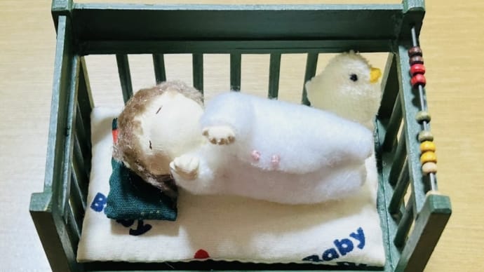 ハンドメイド作品→ミニチュアベッドと紙粘土あかちゃん(o^^o)