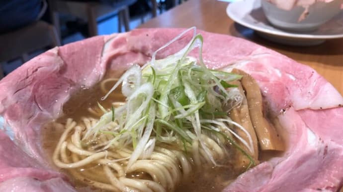 見た目もさることながら、このスープが良い、西新宿「ラーメン大戦争」