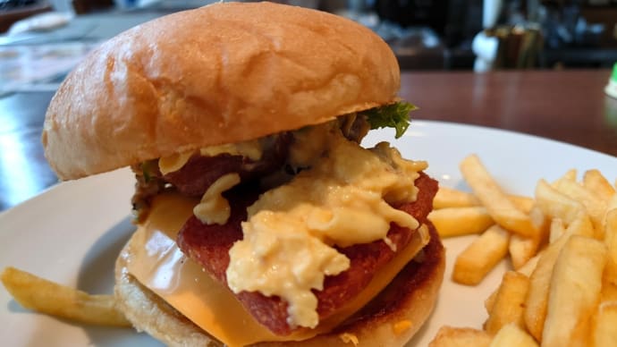 赤煉瓦駅舎を眺めながらハワイアンなハンバーガーどうでしょう