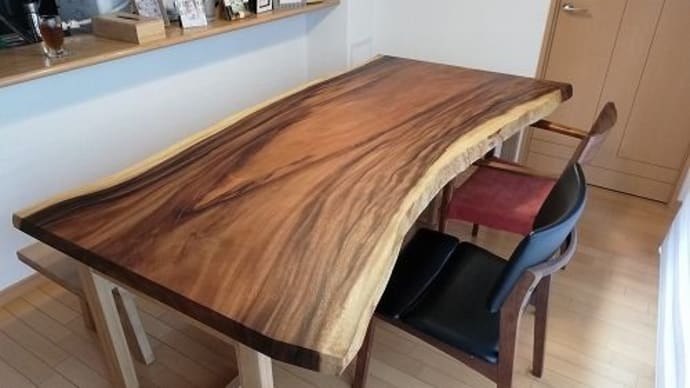 ４４３、大判のモンキーポットの一枚板テーブルをお客様のお宅へ。　一枚板と木の家具の専門店エムズファニチャーです。