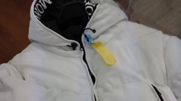 モンクレールダウン(MONCLER)についたカビのしみ抜き・クリーニングです。
