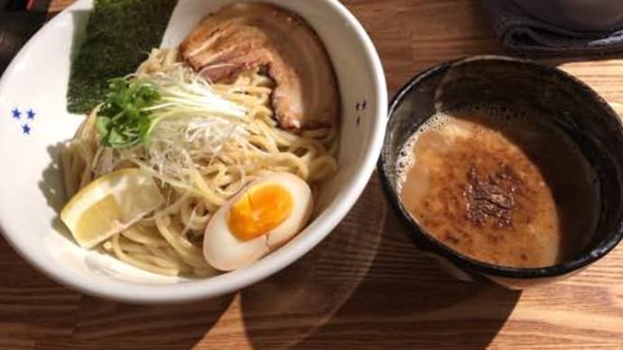 ぽっちゃりみゆきのつけ麺量は特盛、満腹トレーナーは大盛り。