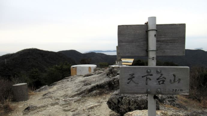 今朝は冴えない曇り空の中、登って来ました ・・・