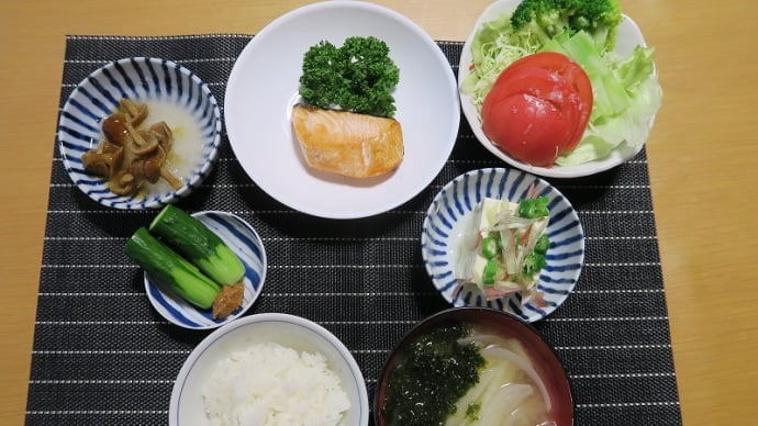 焼き魚定食、時鮭・・・炊屋食堂の質素倹約一汁三菜、簡単安く旨く・・・昭和の味。