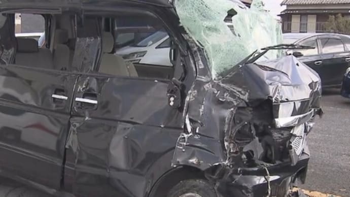 三重で軽ワゴン車が用水路に転落