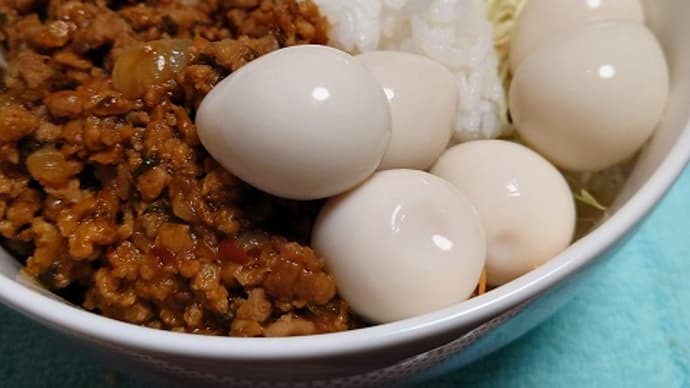 ウズラの卵とガパオライス