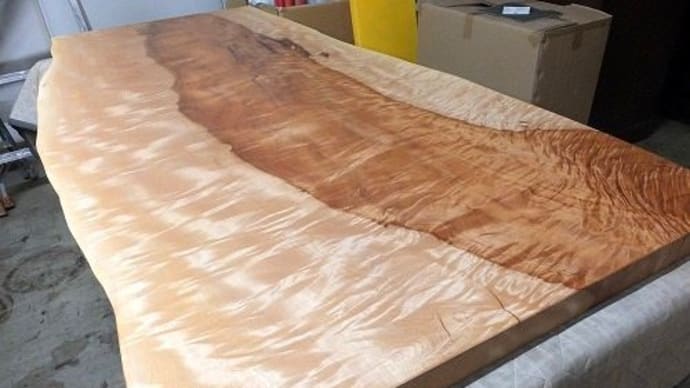 ５４８、栃の一枚板テーブル1800mmサイズ。 お届け前準備できました。 一枚板と木の家具の専門店エムズファニチャーです。