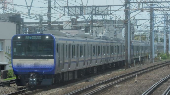 並走するE235系1000番台(J-06) 下り【鶴見橋梁~鶴見駅間:京浜東北線下りE233系最後尾より撮影】 2021.6.25