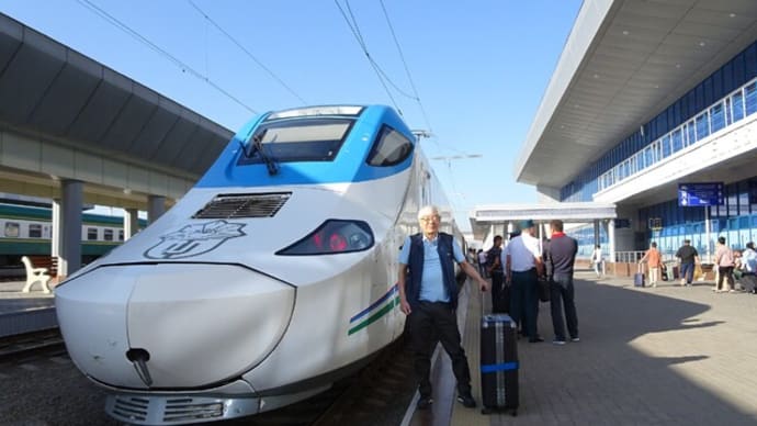 ウズベキスタン高速鉄道の車窓から
