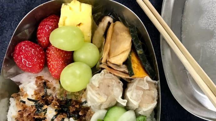 ランチお弁当、神戸屋のパン、肉じゃが〈英訳付〉