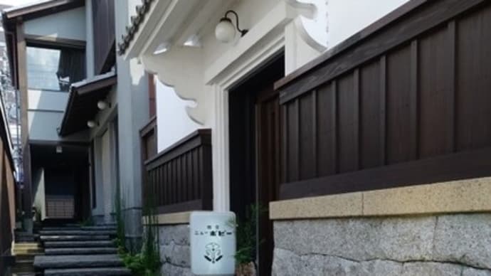 アーケードと超高層ビル