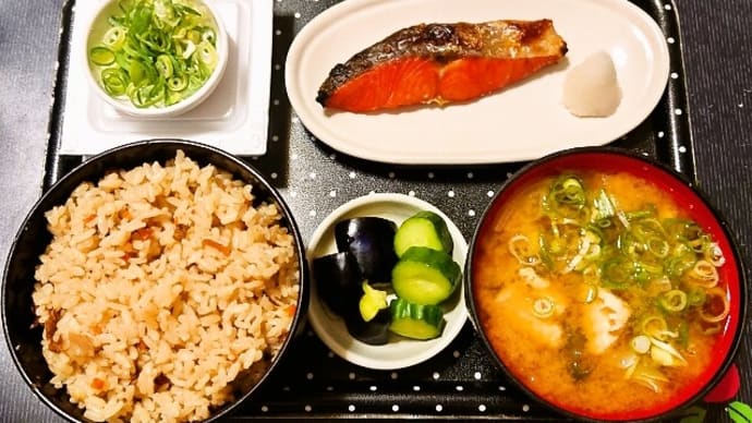 家で朝ご飯(炊き込みご飯に焼鮭(紅鮭)、納豆、ふぐのみそ汁、なすときゅうりの浅漬)(2023年9月7日)